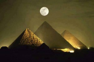 piramides com lua